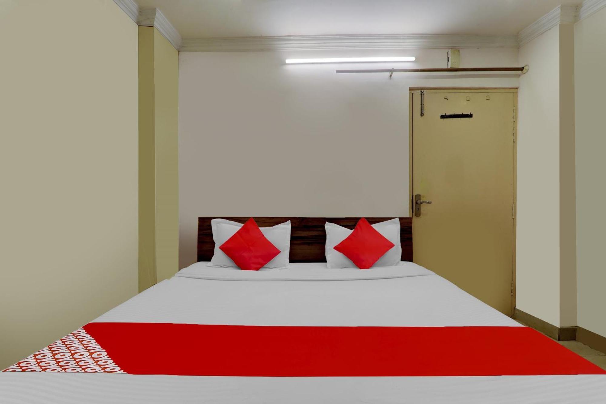 Hotel Flagship Aarya Galaxy Near Sahara Ganj Mall