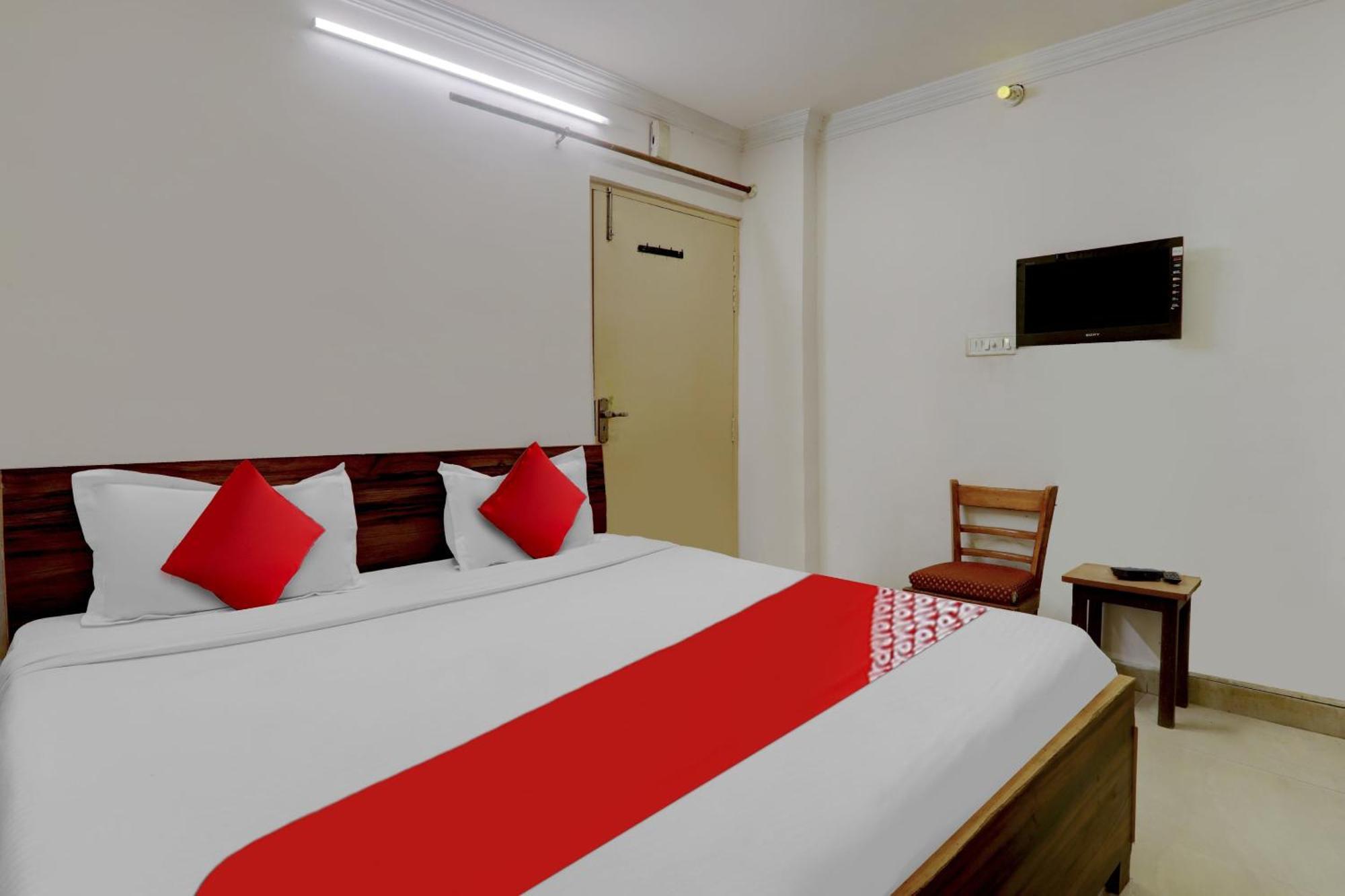 Flagship Aarya Galaxy Near Sahara Ganj Mall Hotel 3*