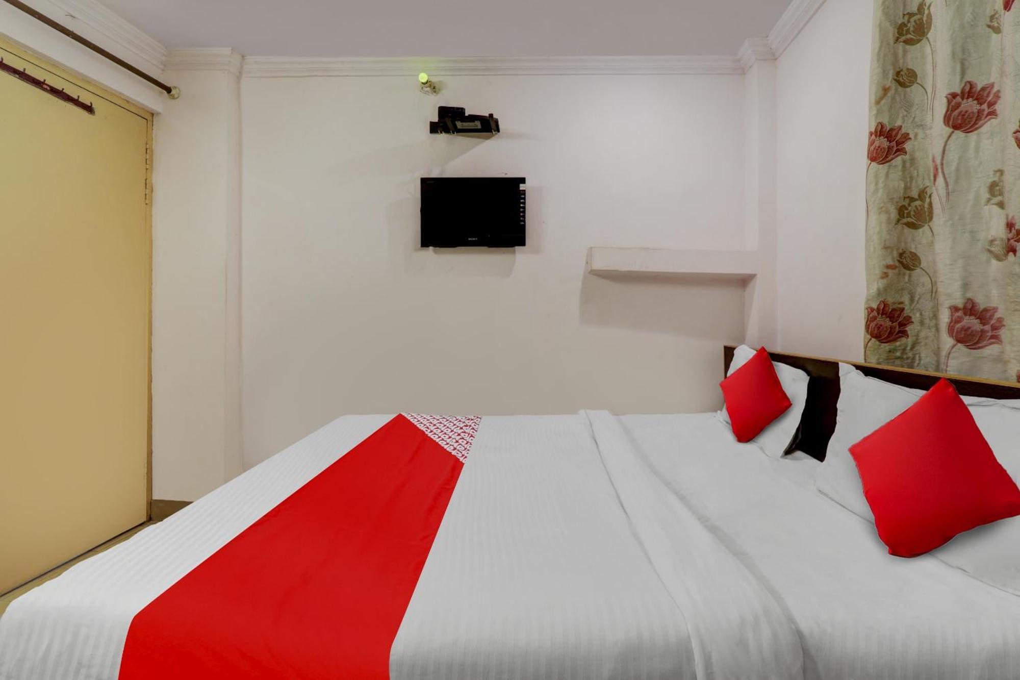 Flagship Aarya Galaxy Near Sahara Ganj Mall 3*