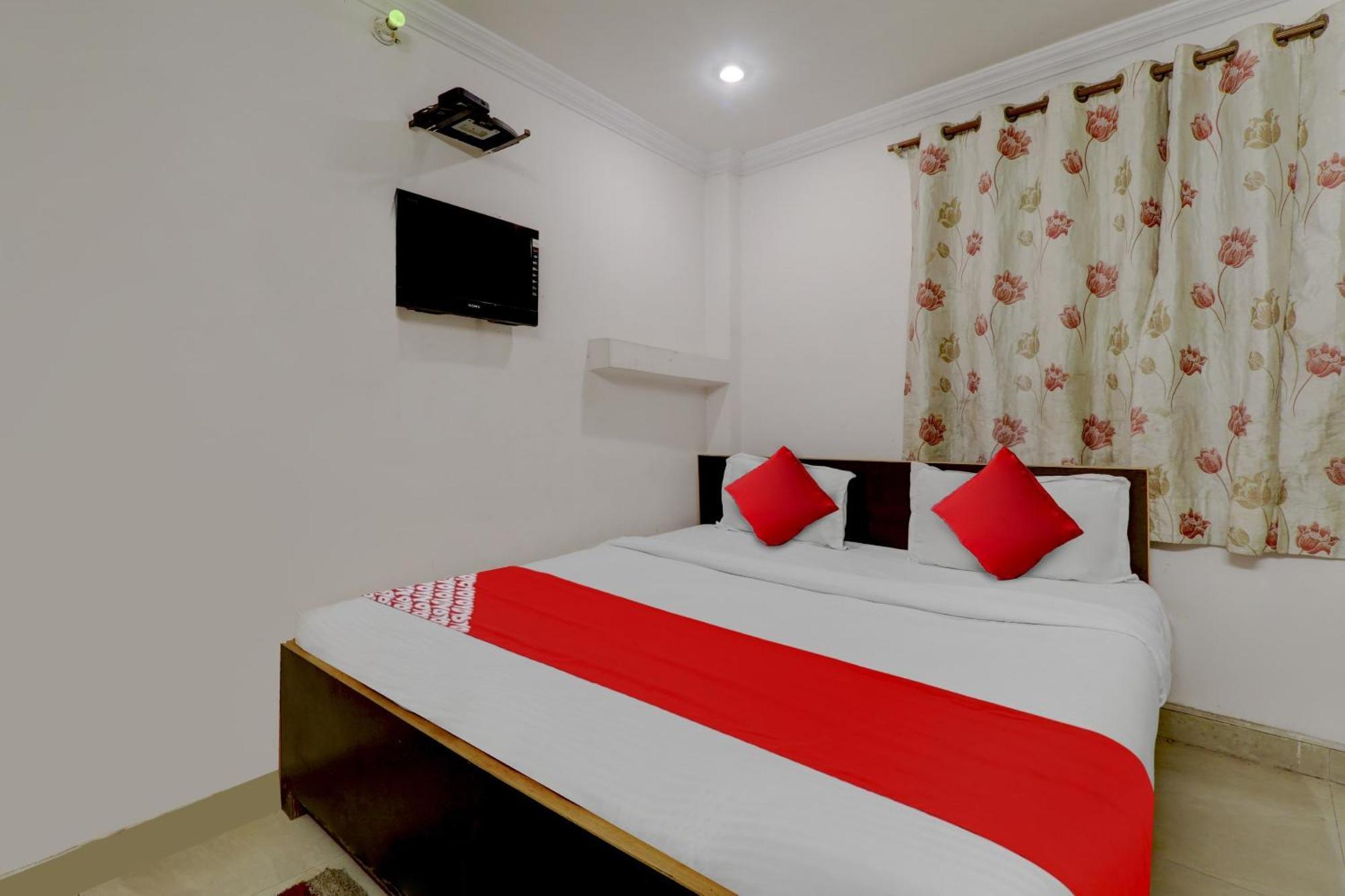 Hotel Flagship Aarya Galaxy Near Sahara Ganj Mall 3*