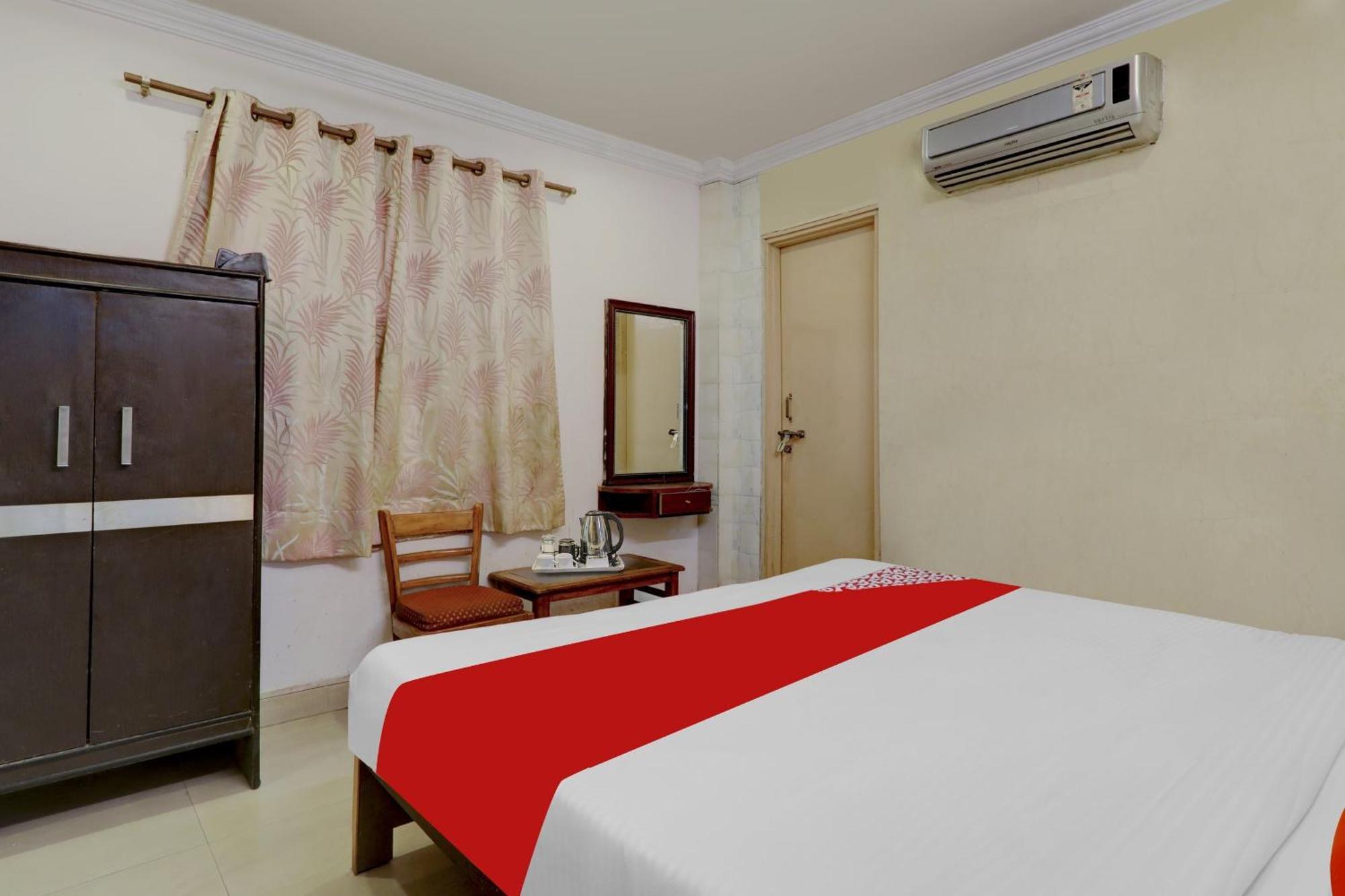 Hotel Flagship Aarya Galaxy Near Sahara Ganj Mall