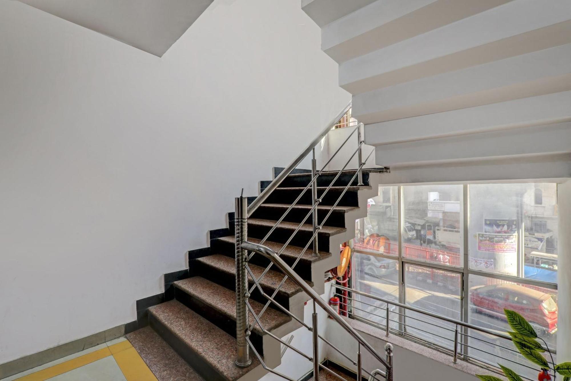 Flagship Aarya Galaxy Near Sahara Ganj Mall Hotel