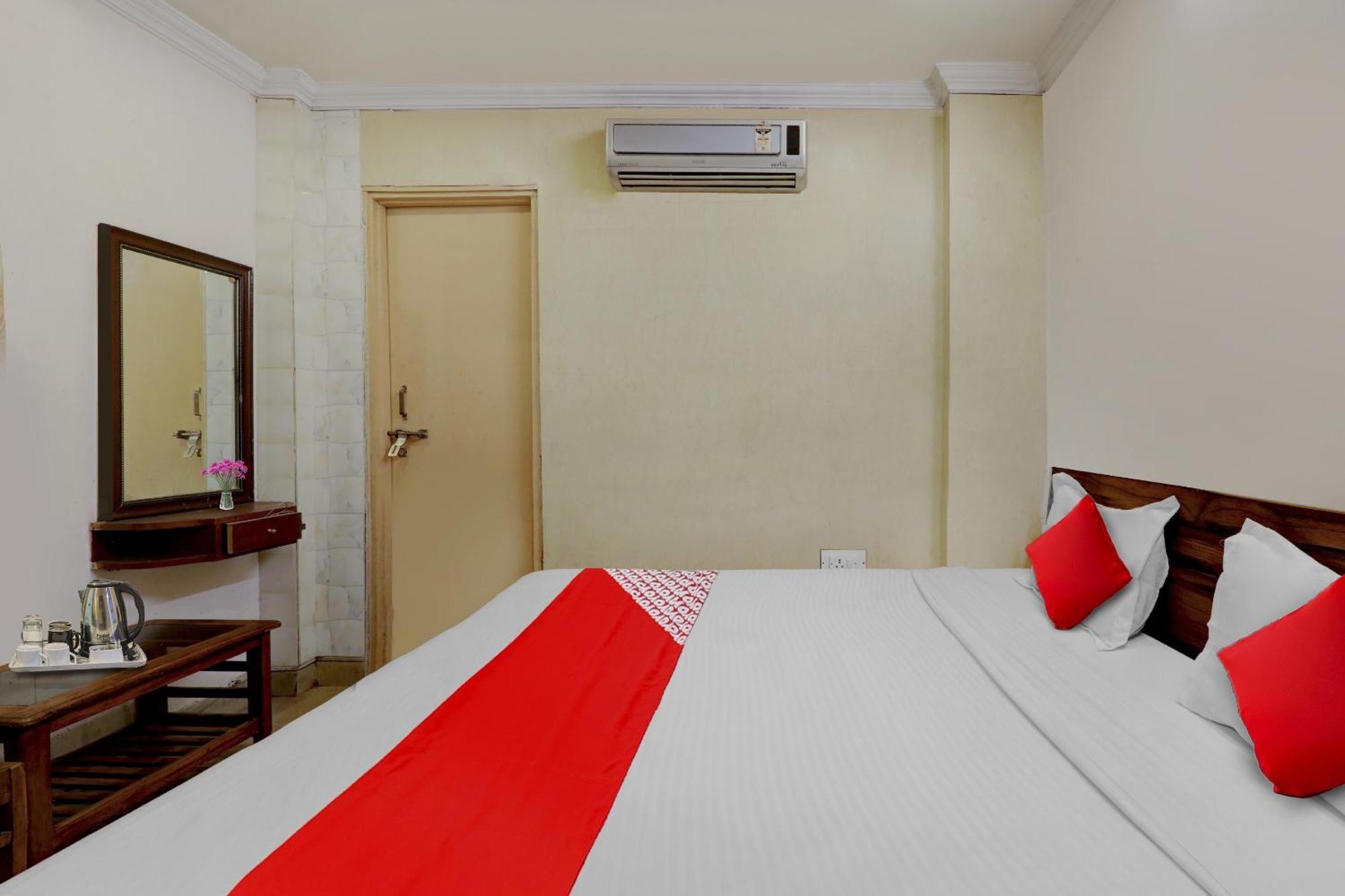 Flagship Aarya Galaxy Near Sahara Ganj Mall 3*